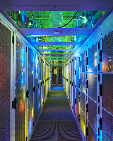 Serverraum in bunten Farben symbolisiert das Thema Digitale Welt